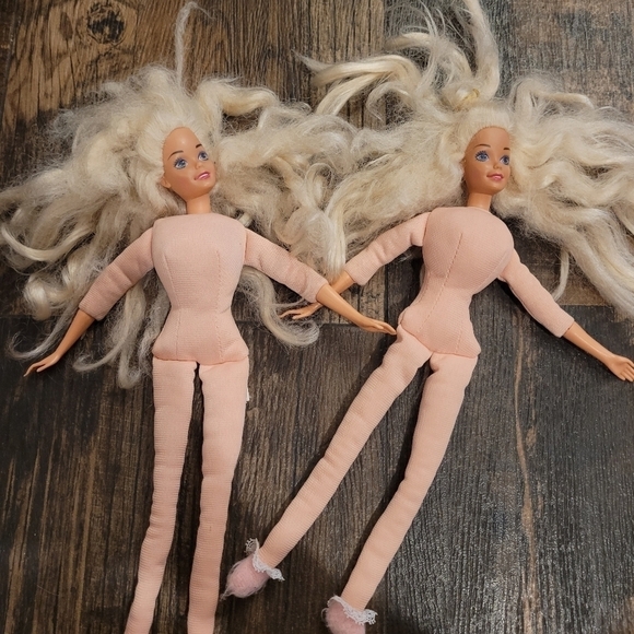 Vintage Washable 1993 Barbie Dolls Set of 2 - Picture 2 of 4